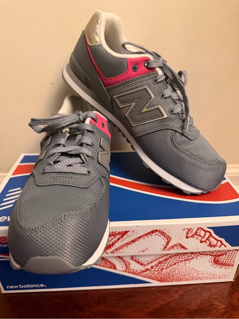 New Balance 574 Sneakers – Kids Size 7 / Women’s 8.5 – Brand New